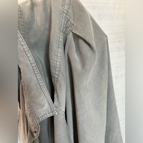 Button down - Picture 3 of 3